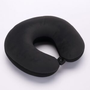 האביזרים שחייבים לקחת לכל טיסה ארוכה – מדריך מקיף לנוסע